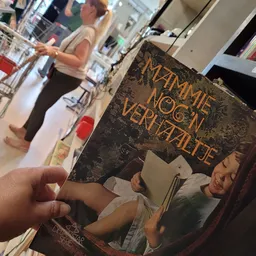 Tweedehands boek 'Mimme Nogen Verhälfte' met versleten bruine kaft en portret op cover