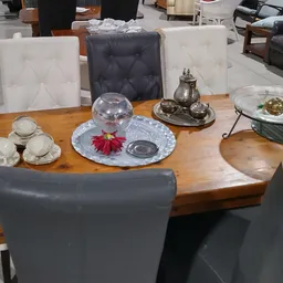 Houten tafel gedekt met servies, zilveren theeservies en decoratieve items
