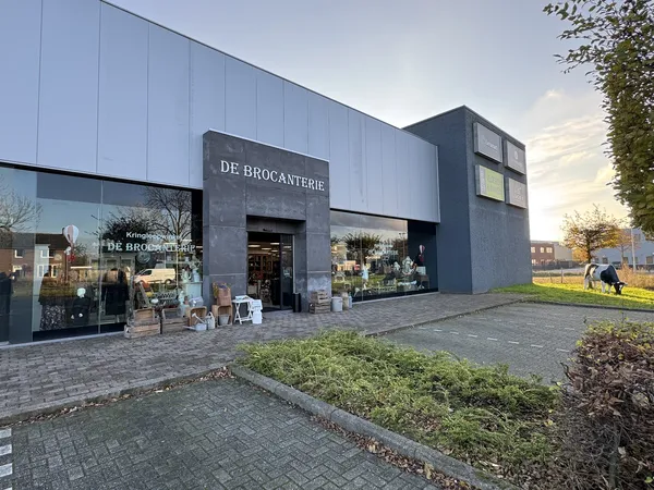 Moderne gevel van kringloopwinkel De Brocanterie met donkerblauwe afwerking en glazen ingang aan de Horsterweg