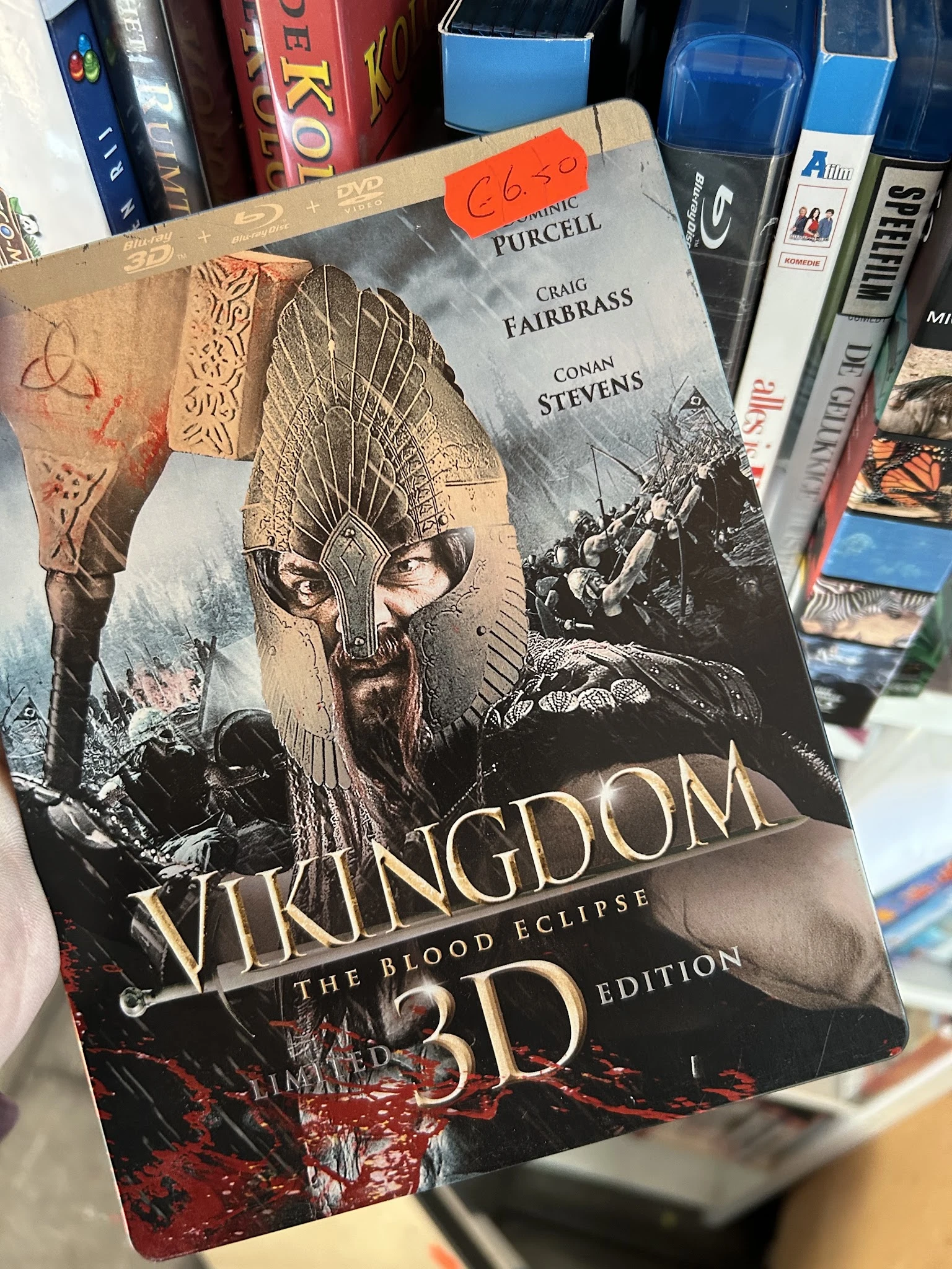 Dvd-hoes van de film Vikingdom met een man in viking-kostuum op de voorkant