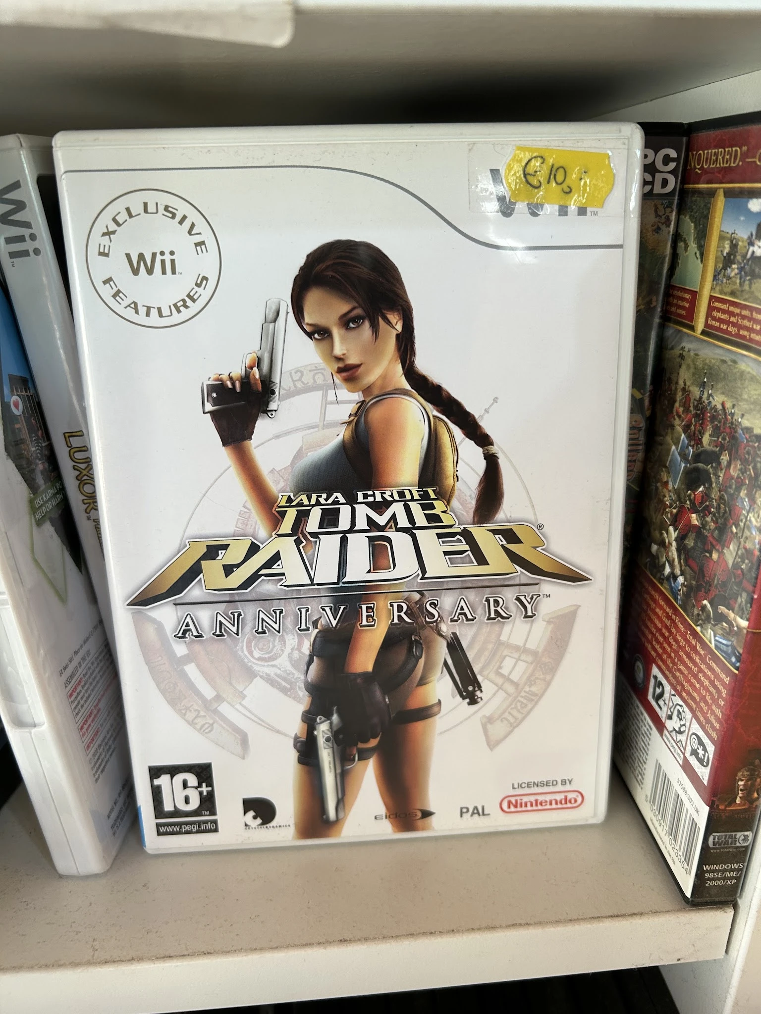 Tomb Raider Anniversary-game voor Nintendo Wii met afbeelding van Lara Croft op de verpakking