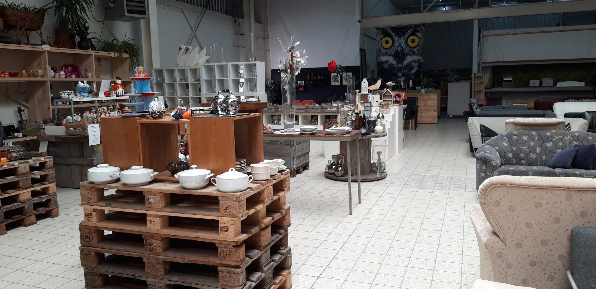 Kringloopwinkel De Fûgelpits in Dokkum met tweedehands audioapparatuur, boeken en huis- en inrichting