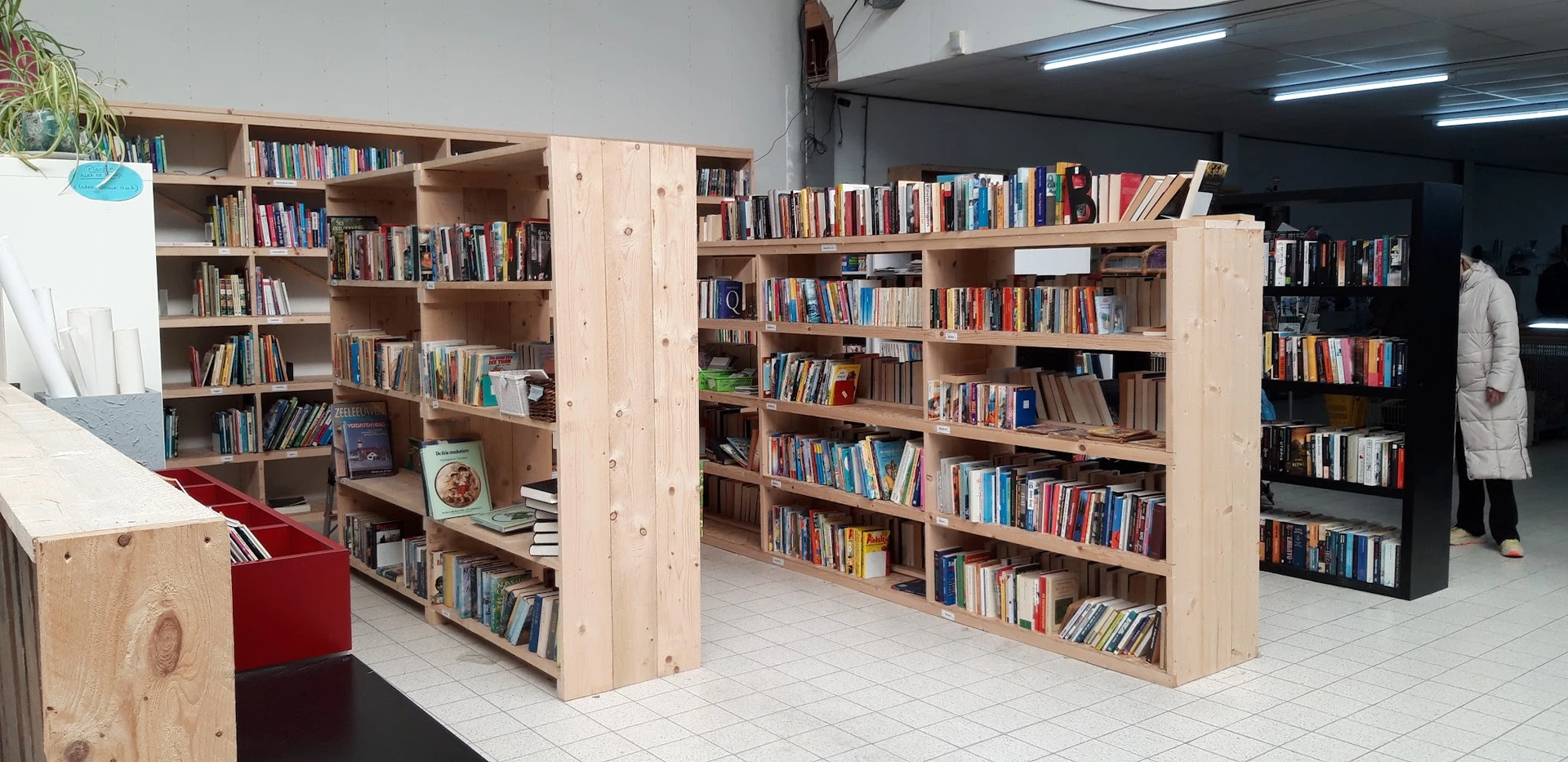 Houten boekenkasten met duizenden tweedehands boeken in een kringloopwinkel