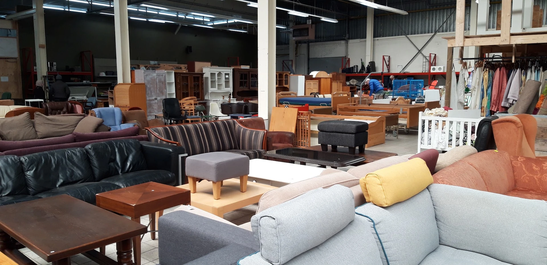 Winkelvloer met diverse tweedehands meubels, waaronder banken, fauteuils, tafels en kasten