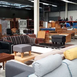 Winkelvloer met diverse tweedehands meubels, waaronder banken, fauteuils, tafels en kasten