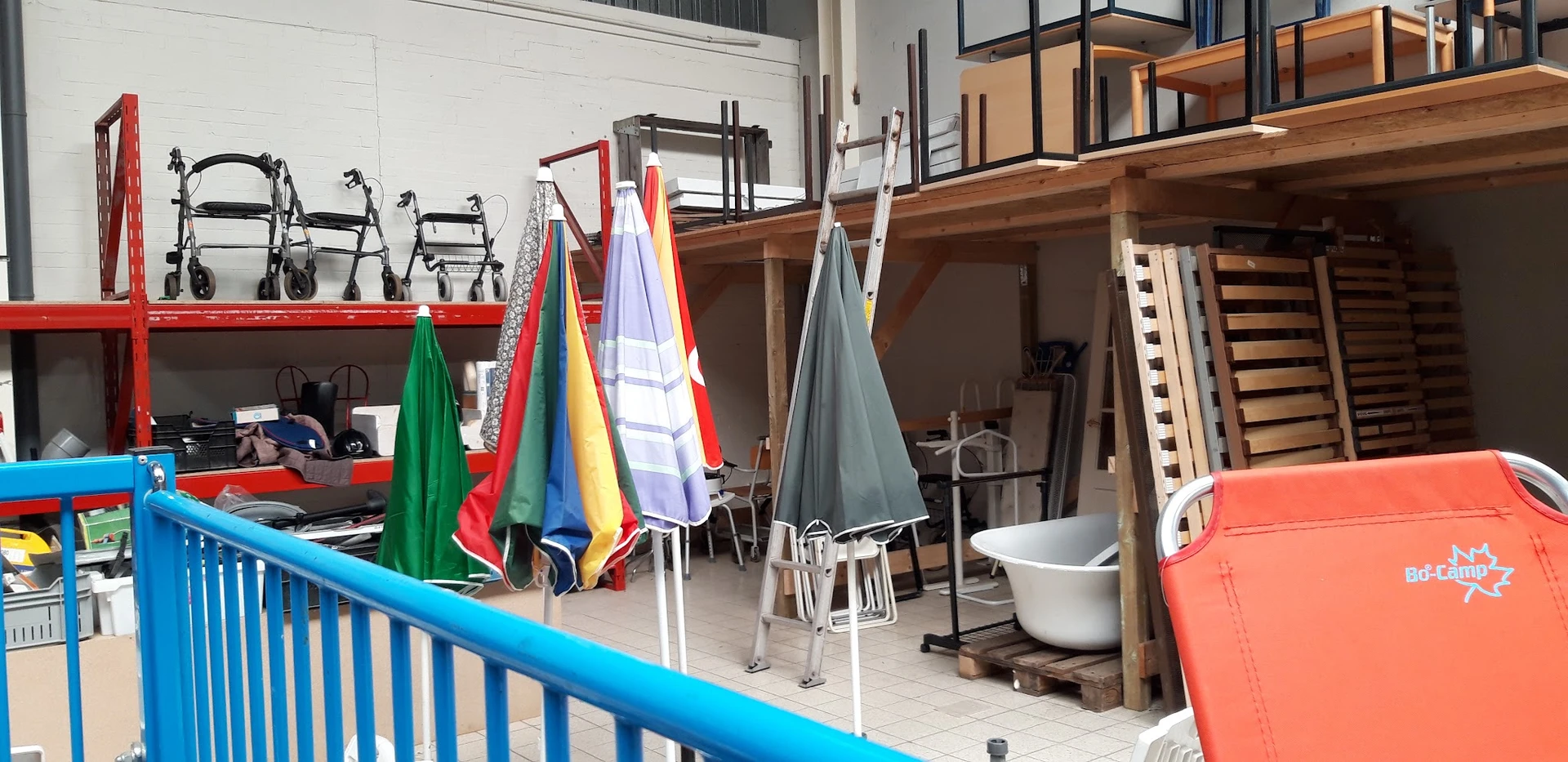 Winkelbinnenruimte met waslijnrekken, kuipen en diverse spullen langs de muur