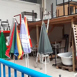 Winkelbinnenruimte met waslijnrekken, kuipen en diverse spullen langs de muur
