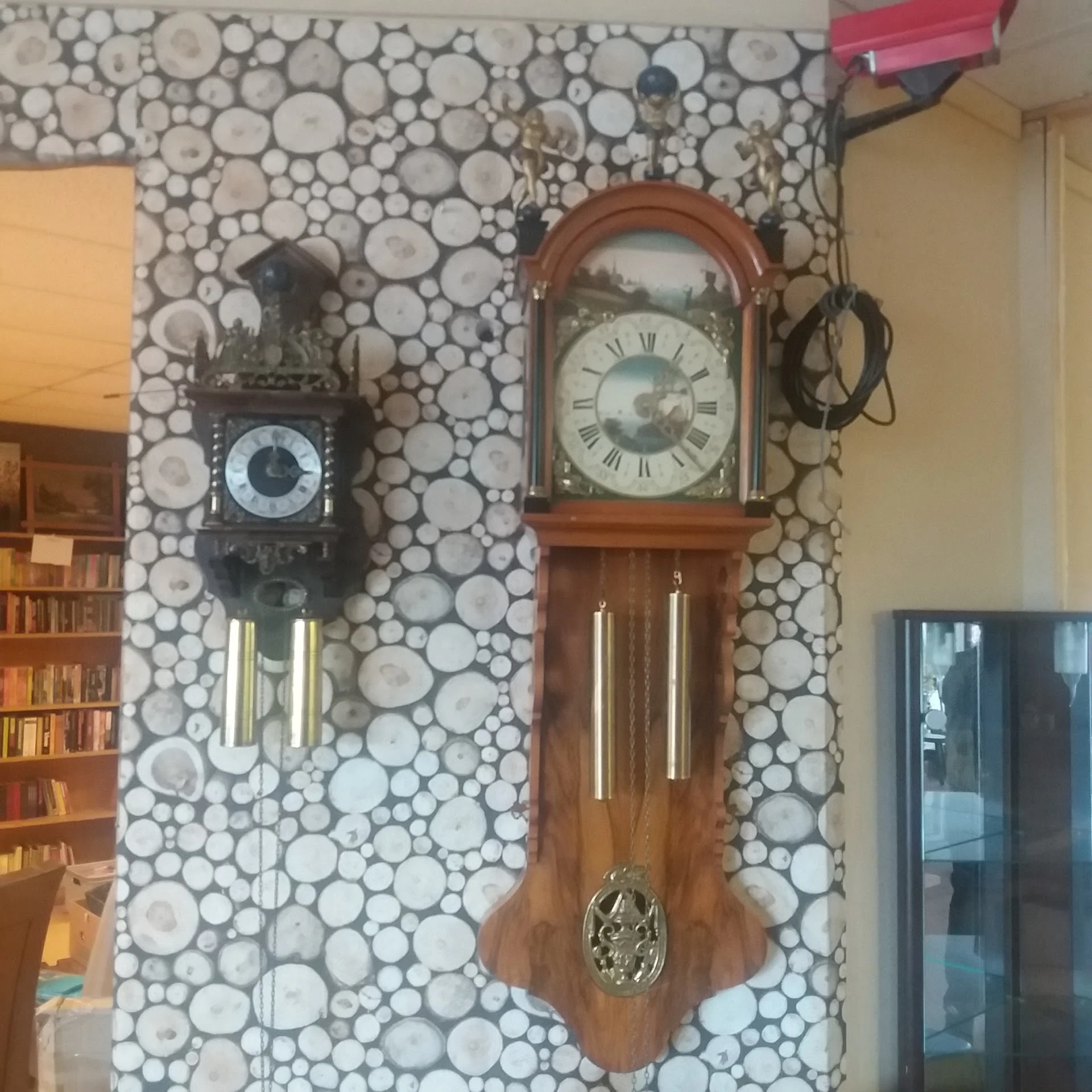 Kringloopwinkel De Hofstad in Apeldoorn met tweedehands boeken, huishoudelijke apparaten en kleding