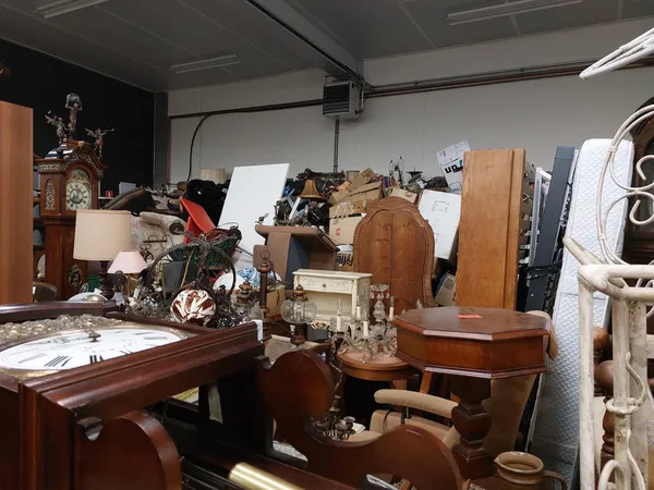 Winkelvloer vol met meubels, dozen en huishoudartikelen, zicht op de winkelindeling