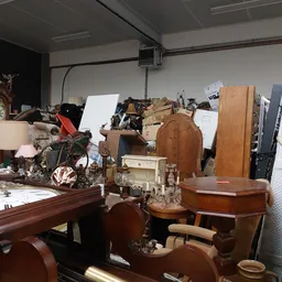 Winkelvloer vol met meubels, dozen en huishoudartikelen, zicht op de winkelindeling