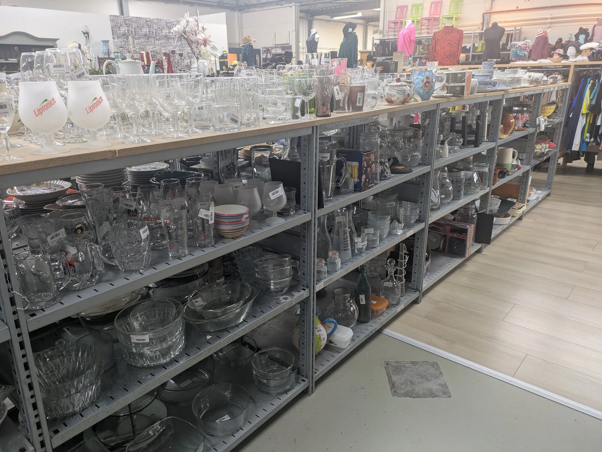 Kringloopwinkel de Kempen in Eersel met tweedehands boeken, gereedschappen en huishoudelijke apparaten