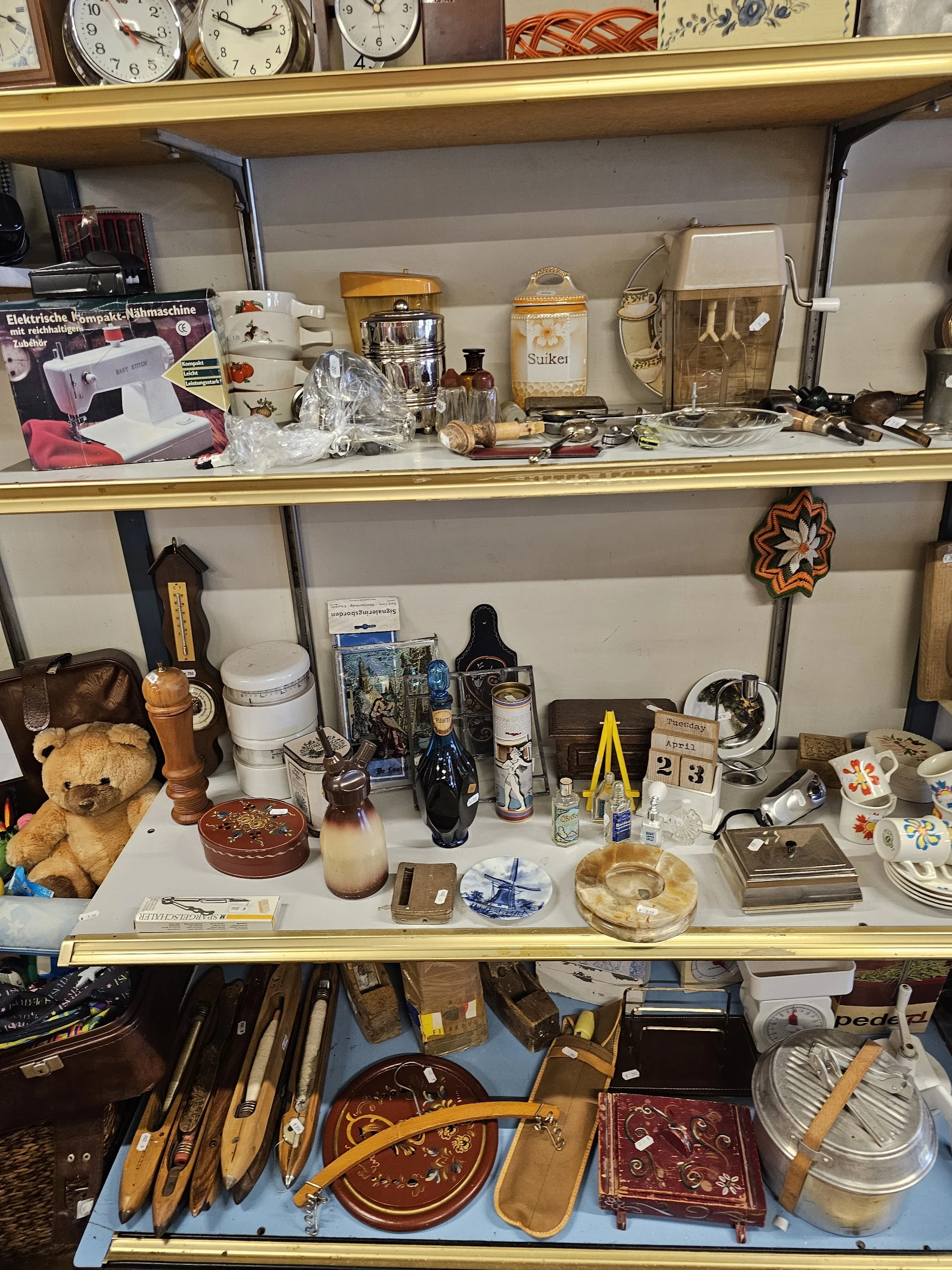 Kringloopwinkel De Ketting in Vroomshoop met tweedehands boeken, huishoudelijke apparaten en koopjes