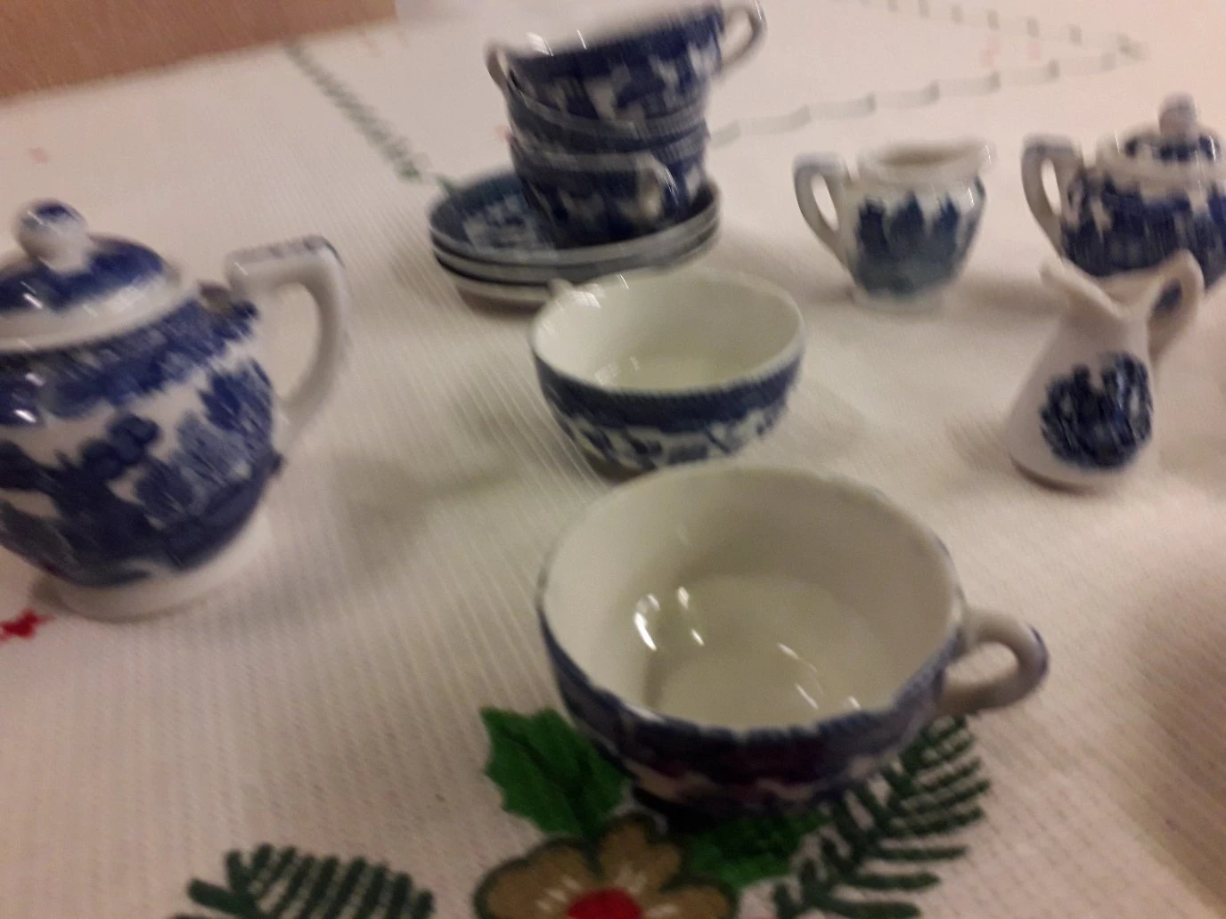 Blauw wit servies met theepot, kopjes en schoteltjes op tafel