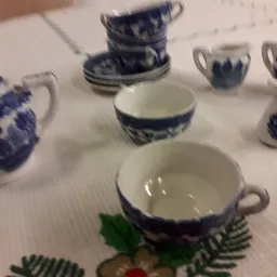 Blauw wit servies met theepot, kopjes en schoteltjes op tafel