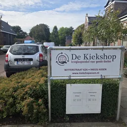 Bedrijfsbus en winkelnaambord van De Kiekshop aan Witterstraat in Assen