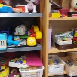 Houten kasten gevuld met speelgoed en diverse huishoudelijke artikelen
