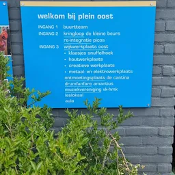 Blauwe informatiebord met tekst over winkelafdelingen en activiteiten