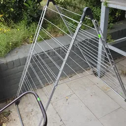Metalen trap- en balustradeconstuctie op een betonnen platform buiten