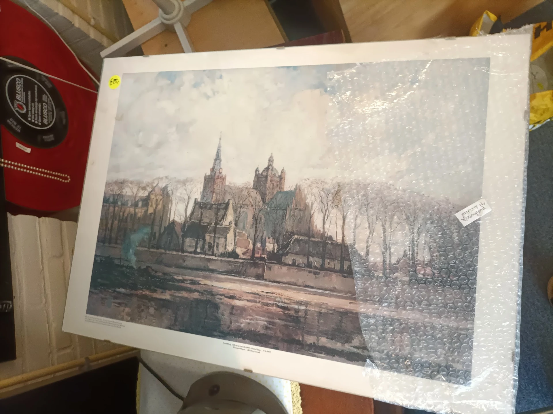 Ingelijste kunstprint van een kathedraal aan een waterkanaal met bomen