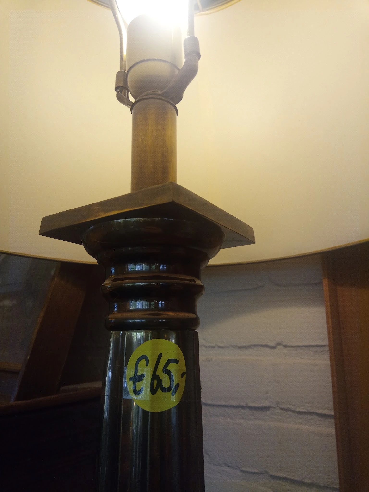 Donkere houten lamp of lampvoet met vierkante kap en geel prijskaartje
