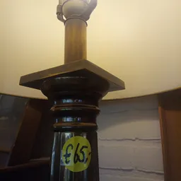 Donkere houten lamp of lampvoet met vierkante kap en geel prijskaartje