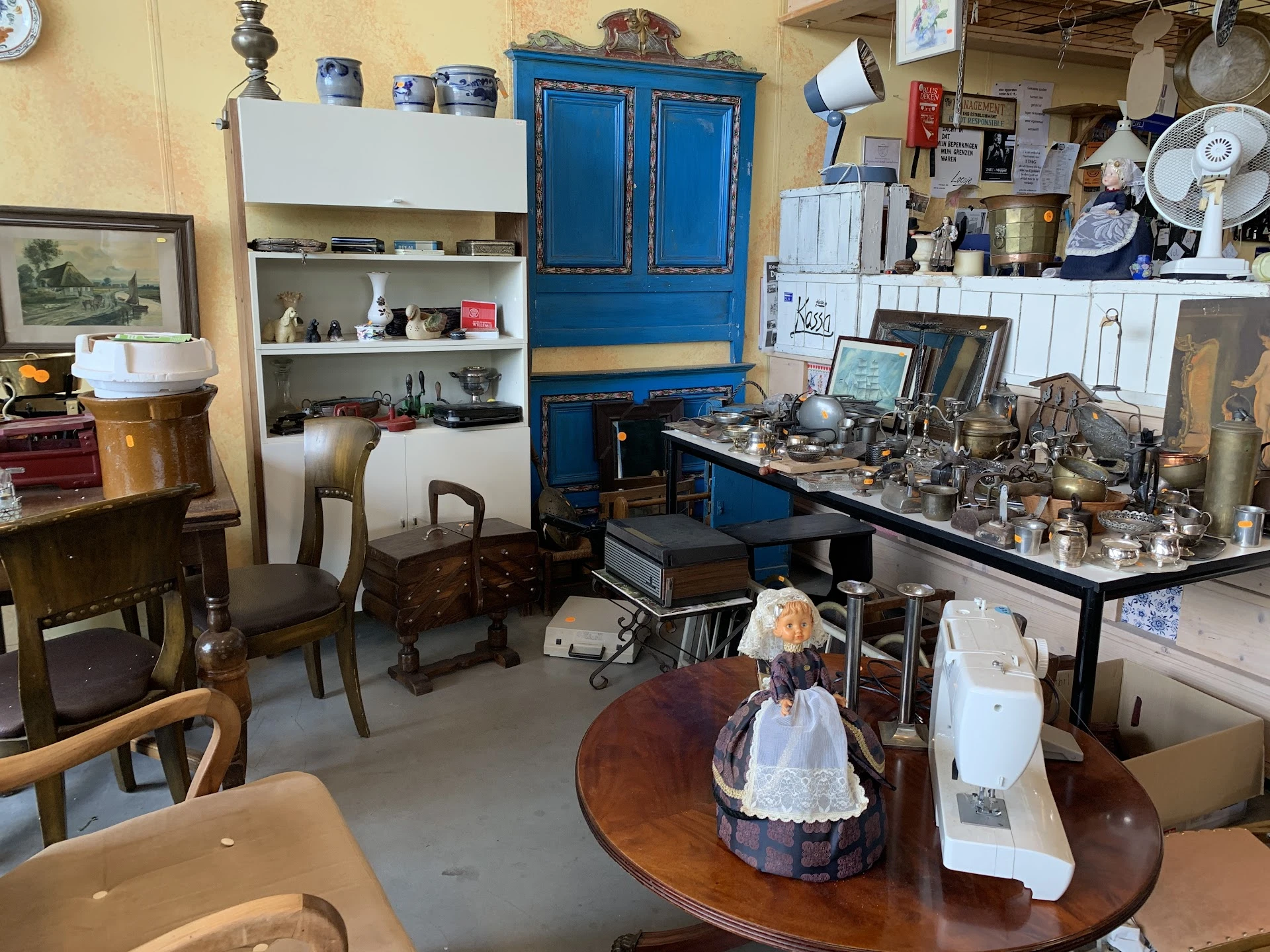 Kringloopwinkel "De kring" in Meppel met tweedehands meubels en kleding