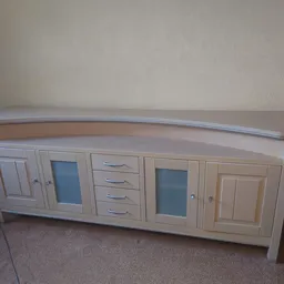 Wit dressoir met gebogen bovenkant, glazen deuren en laden