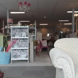 Winkelvloer met meubels, stellingen en huishoudartikelen in een kringloopwinkel