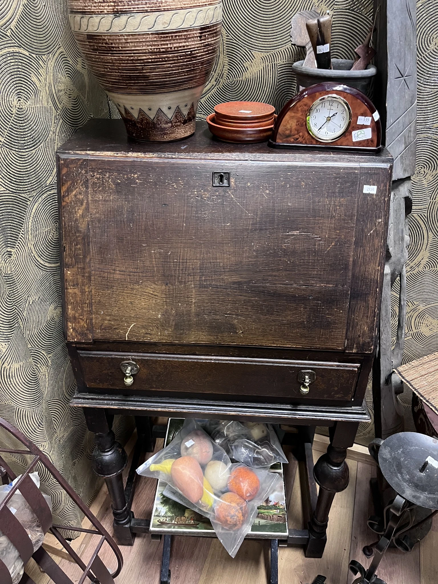 Vintage houten secretaire of kastje met uitklappend schrijfblad en twee kastdeuren onderaan