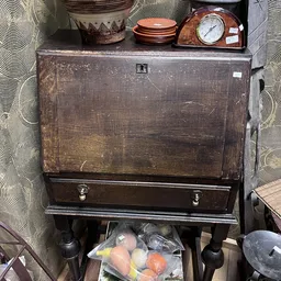 Vintage houten secretaire of kastje met uitklappend schrijfblad en twee kastdeuren onderaan