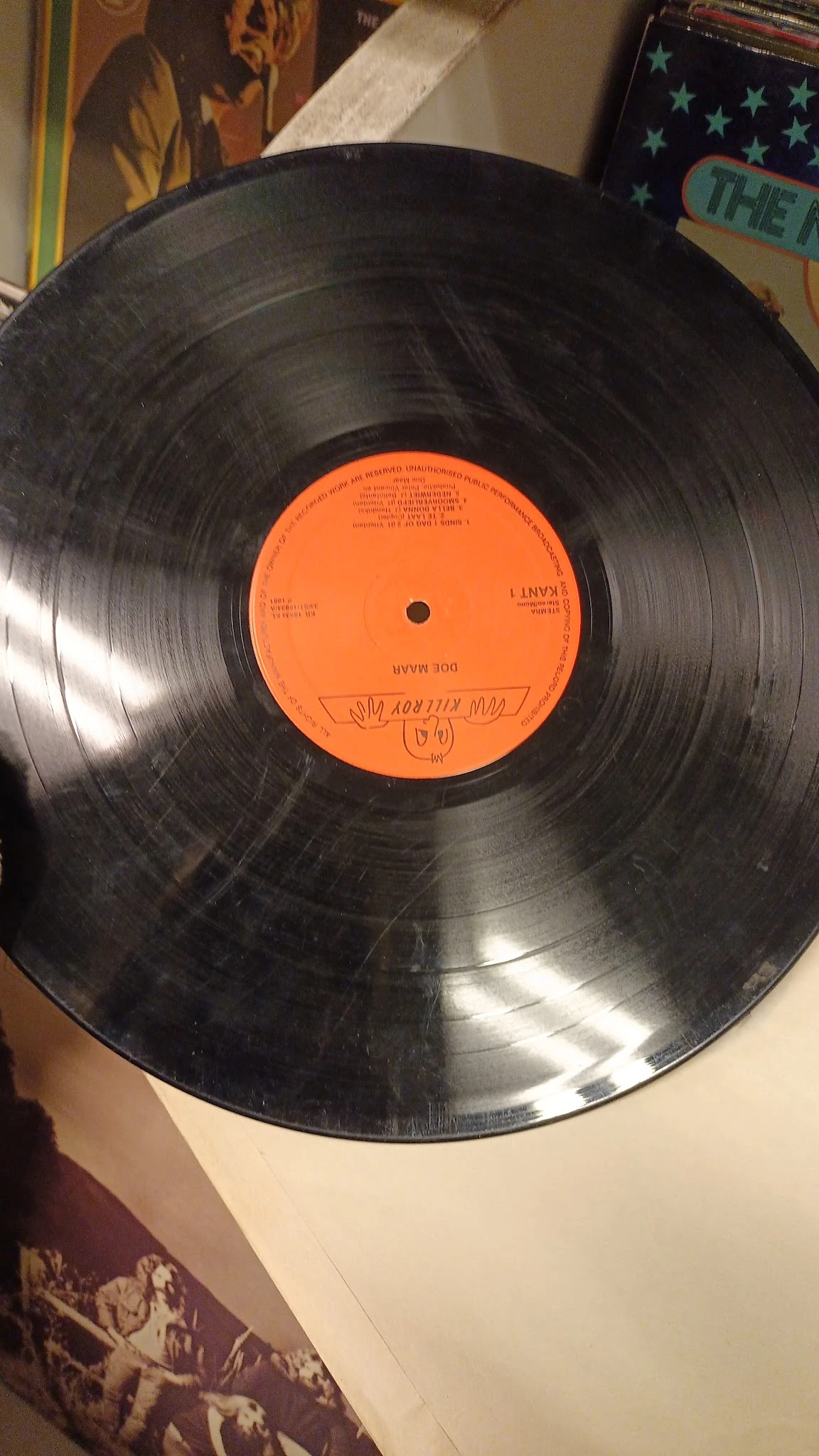 Close-up van een zwart vinyl record met oranje etiket