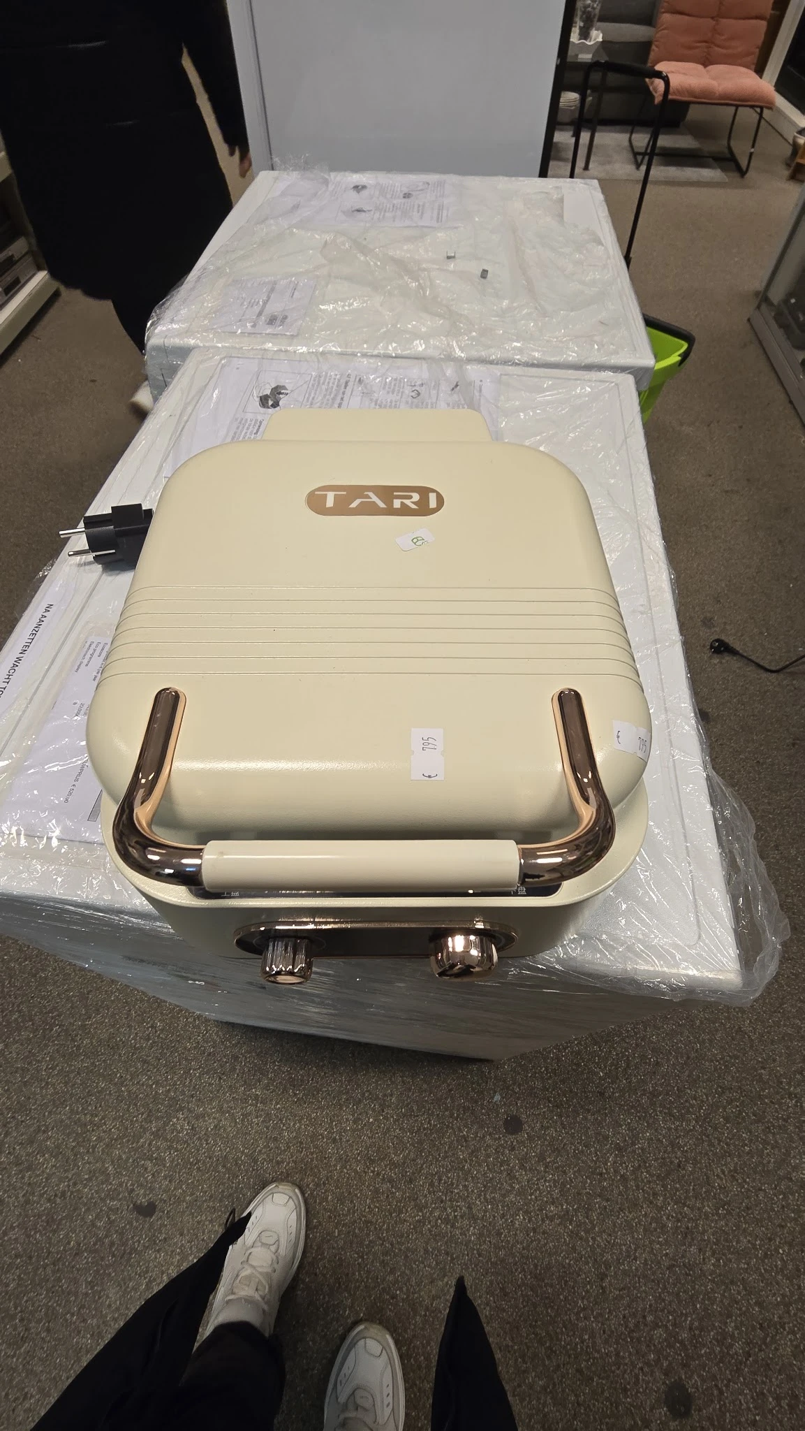 Crème-kleurige TARDI contactgrill met grill- en bakplaat, voorzien van metalen handvaten