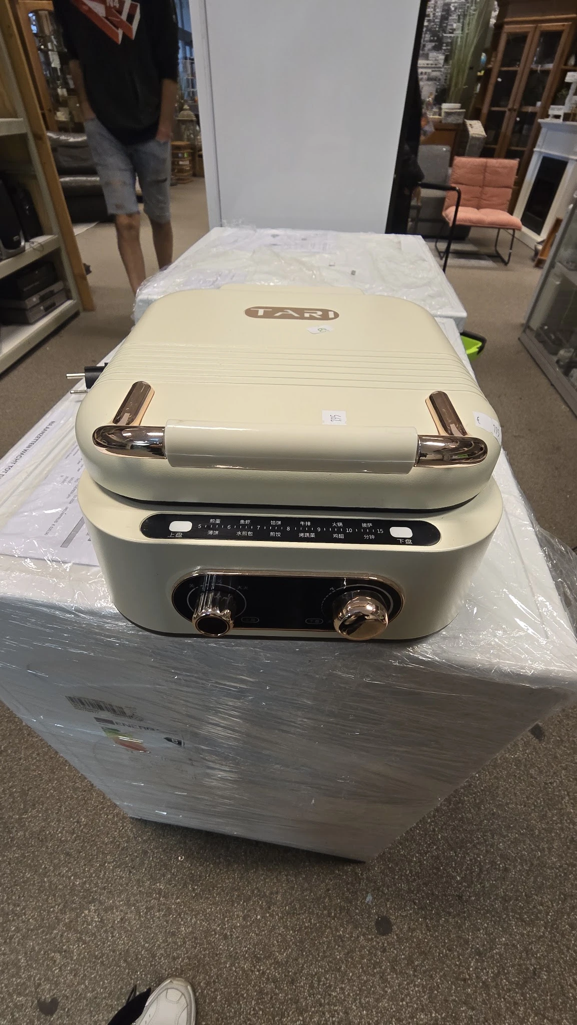 Vintage crèmekleurige grill of contactgrill met chromen handvaten en bedieningspaneel, verpakt in plastic