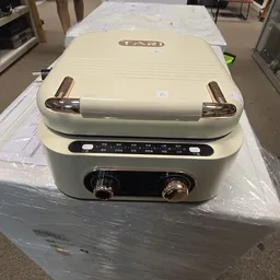 Vintage crèmekleurige grill of contactgrill met chromen handvaten en bedieningspaneel, verpakt in plastic