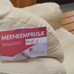 Meenemrijsje-prijskaartje op een witte tas in de winkel