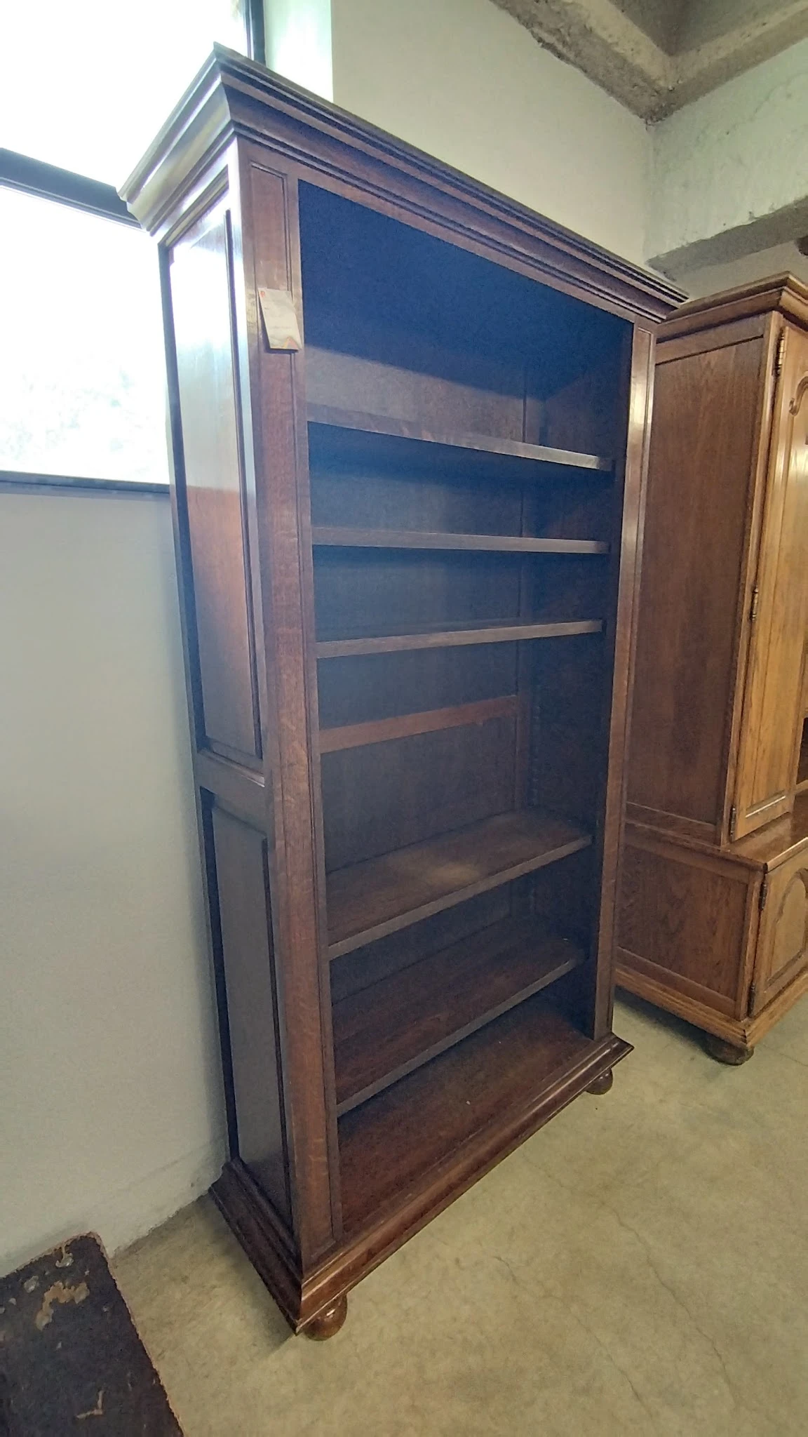 Houten boekenkast met glazen deuren en vier legplanken