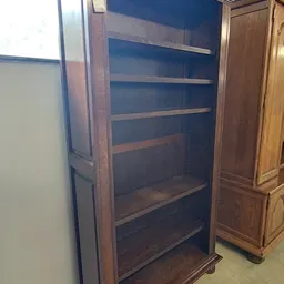 Houten boekenkast met glazen deuren en vier legplanken