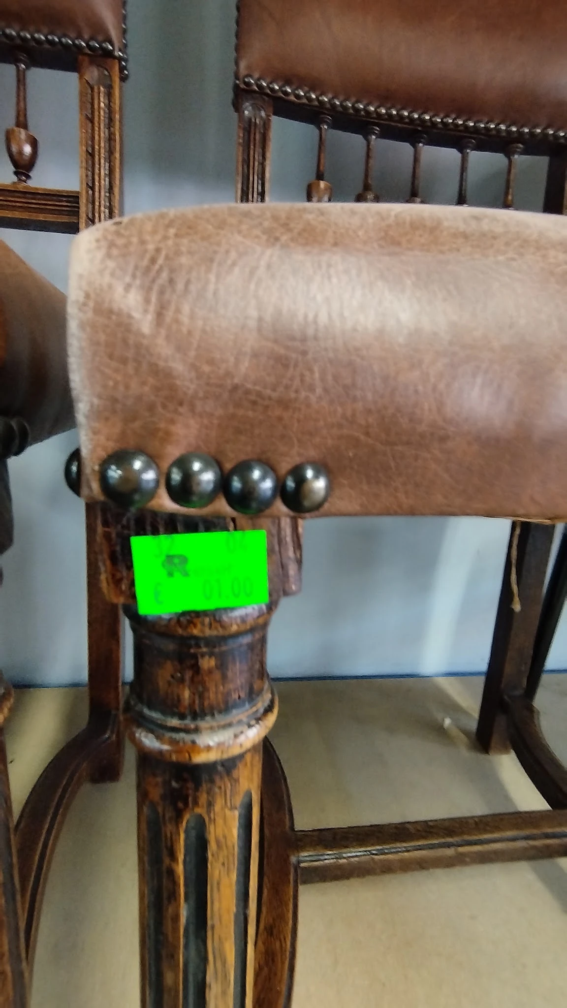 Close-up van vier glanzende metalen bollen op een houten object