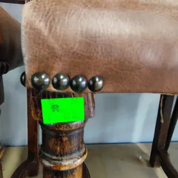 Close-up van vier glanzende metalen bollen op een houten object