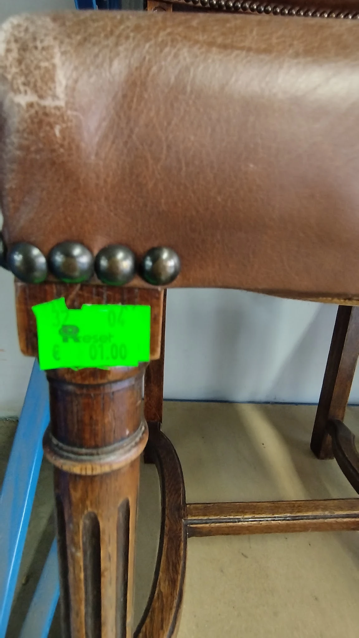 Houten object met vier metalen bollen bovenop, met een groen element in het midden