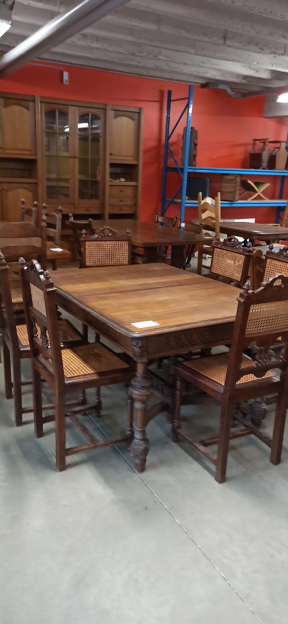 Houten eettafel met vier stoelen met rotan zitting in kringloopwinkel