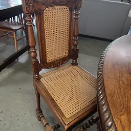 Houten stoel met rotingeweven zitting en rugleuning, gedetailleerd zijprofiel