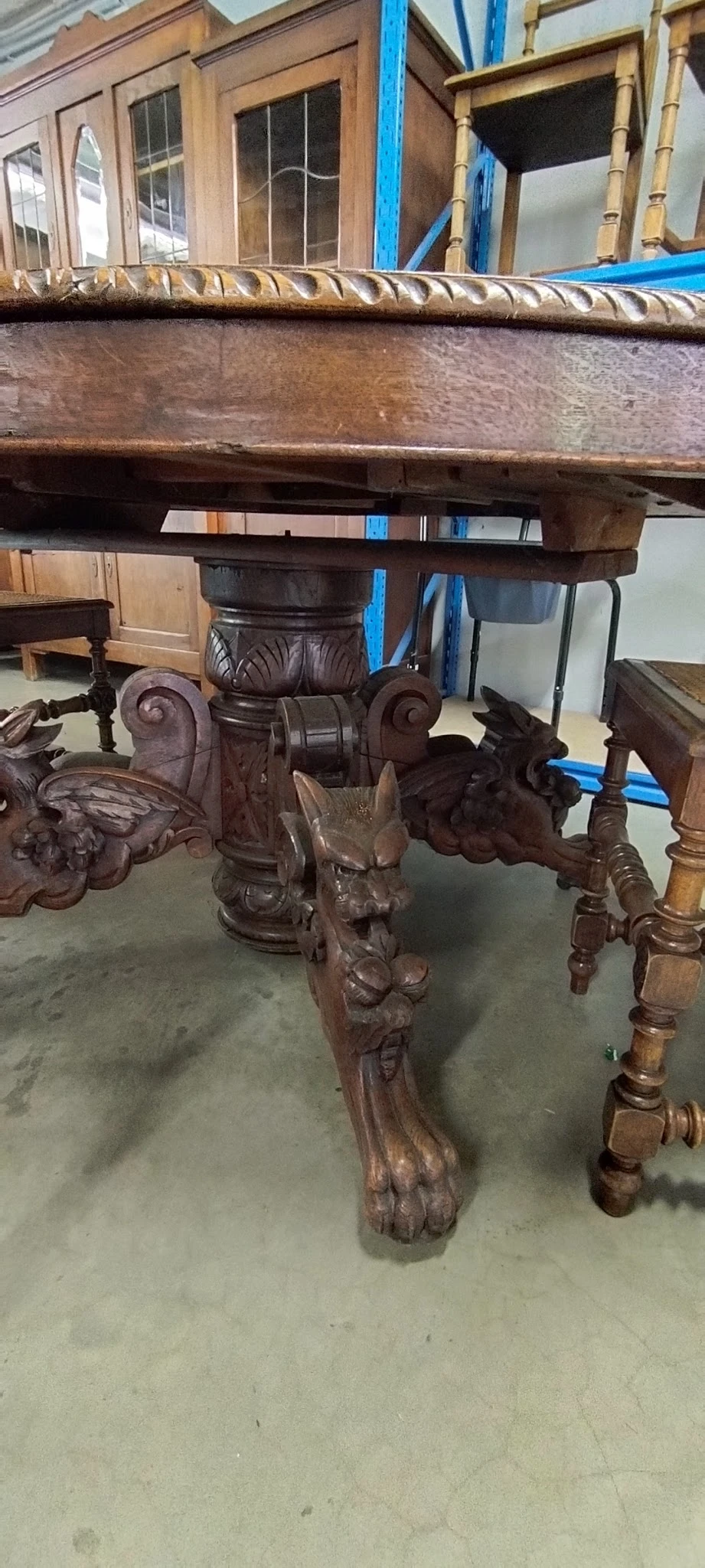 Verzameling van houten snijwerk en decoratieve elementen met barokke details, zoals krullen en vogelornamentten