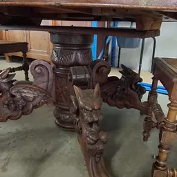 Verzameling van houten snijwerk en decoratieve elementen met barokke details, zoals krullen en vogelornamentten