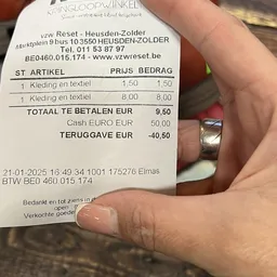 Kassabon van kringloopwinkel met aankopen kleding en textiel, totaalbedrag 9,50 euro