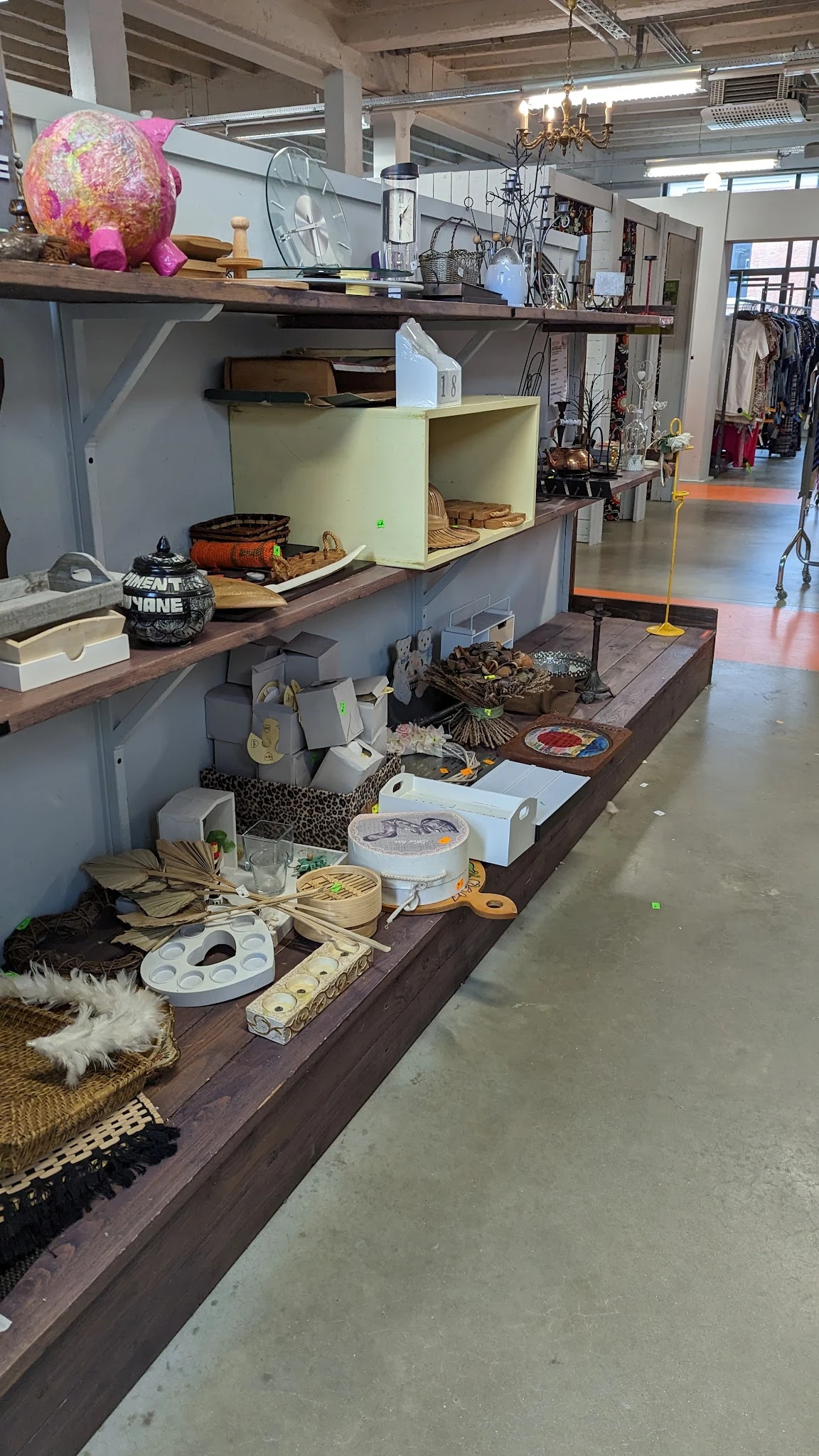 Verschillende tweedehands huishoudelijke spullen en decoratie op een bruine display tafel