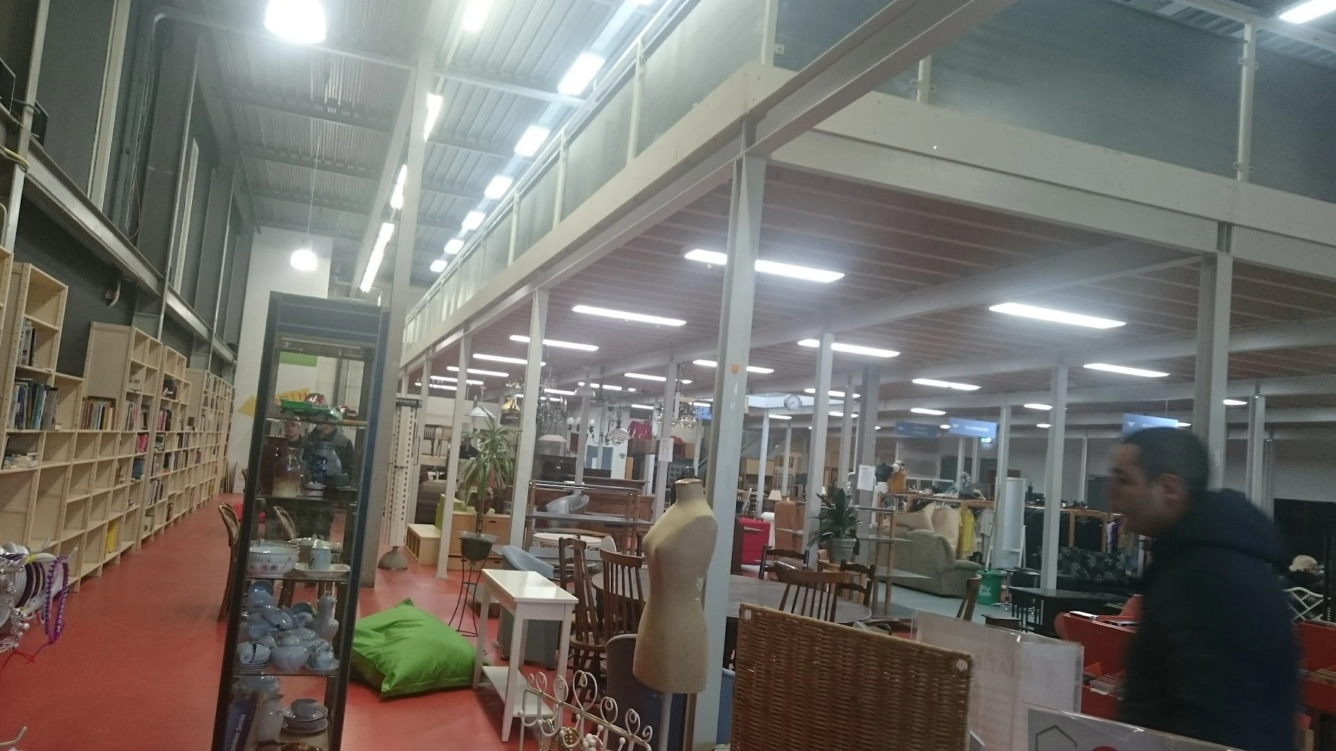 Kringloopwinkel De Lokatie in Amsterdam met tweedehands boeken, dressoirs en huishoudelijke apparaten