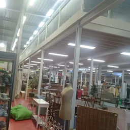 Ruim winkelinterieur met glazen scheidingswanden, diverse meubels en inrichtingsspullen op display