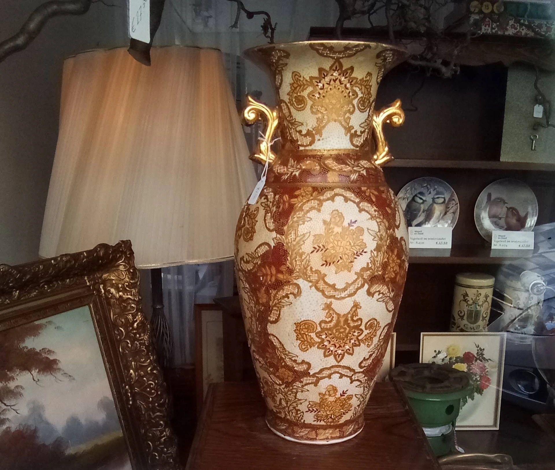 Kringloopwinkel De Loop in Dordrecht met tweedehands boeken, gereedschappen en huishoudelijke apparaten