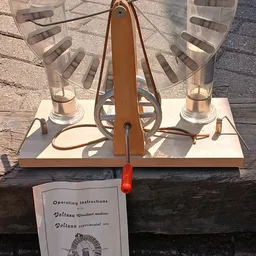 Vintage Voltmann Binaural-luidsprekers met glazen cilinders en instructiekaart op houten voet